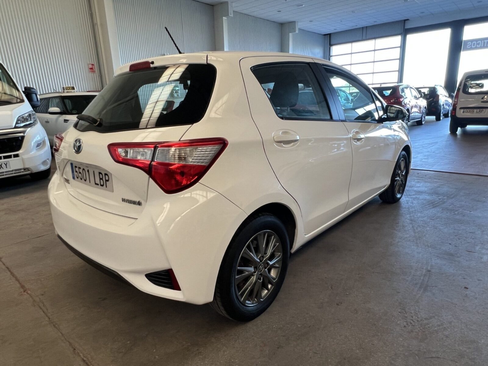 TOYOTA Yaris Hybrid 100 Active