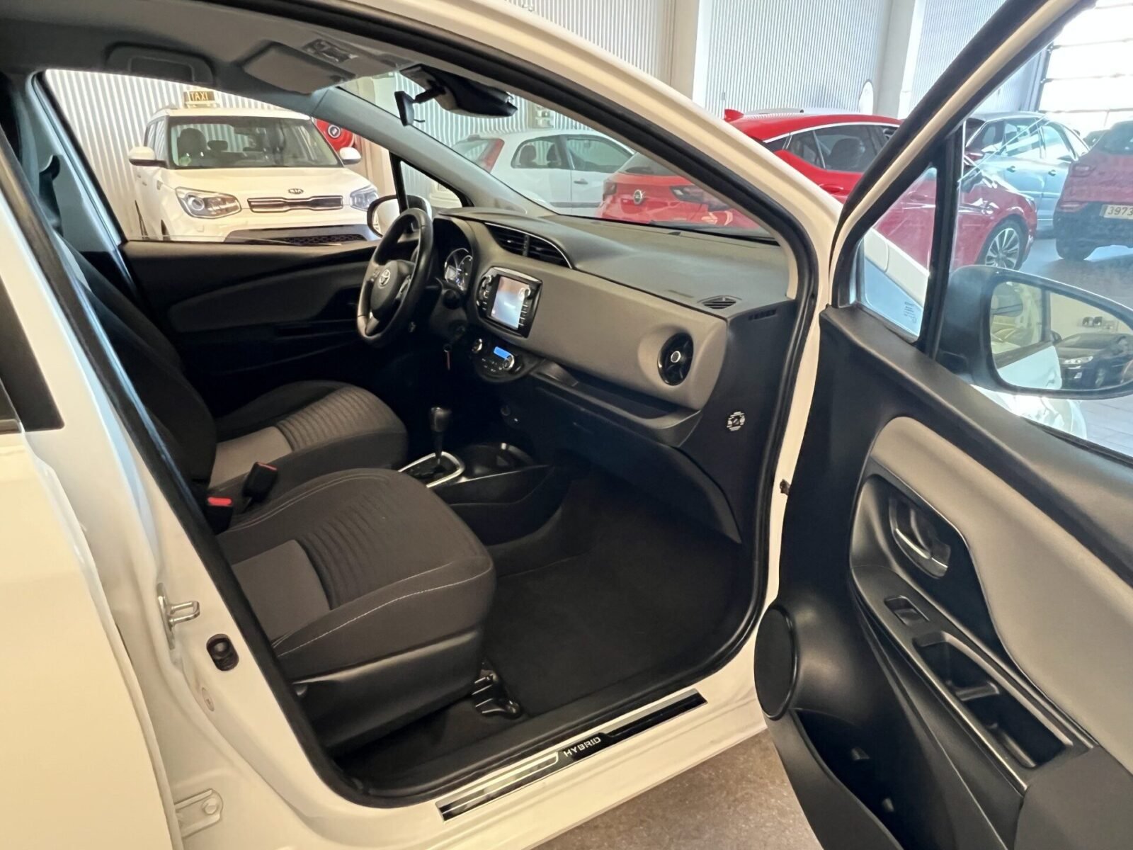 TOYOTA Yaris Hybrid 100 Active