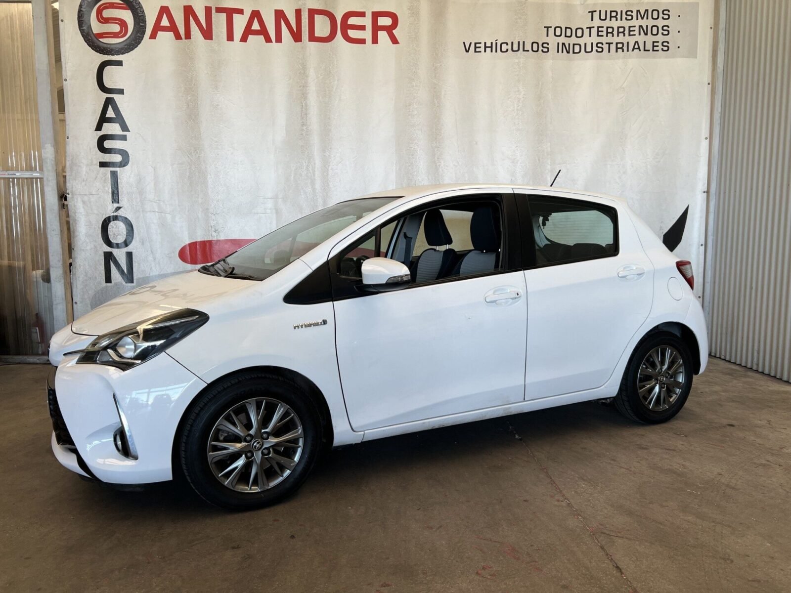 TOYOTA Yaris Hybrid 100 Active