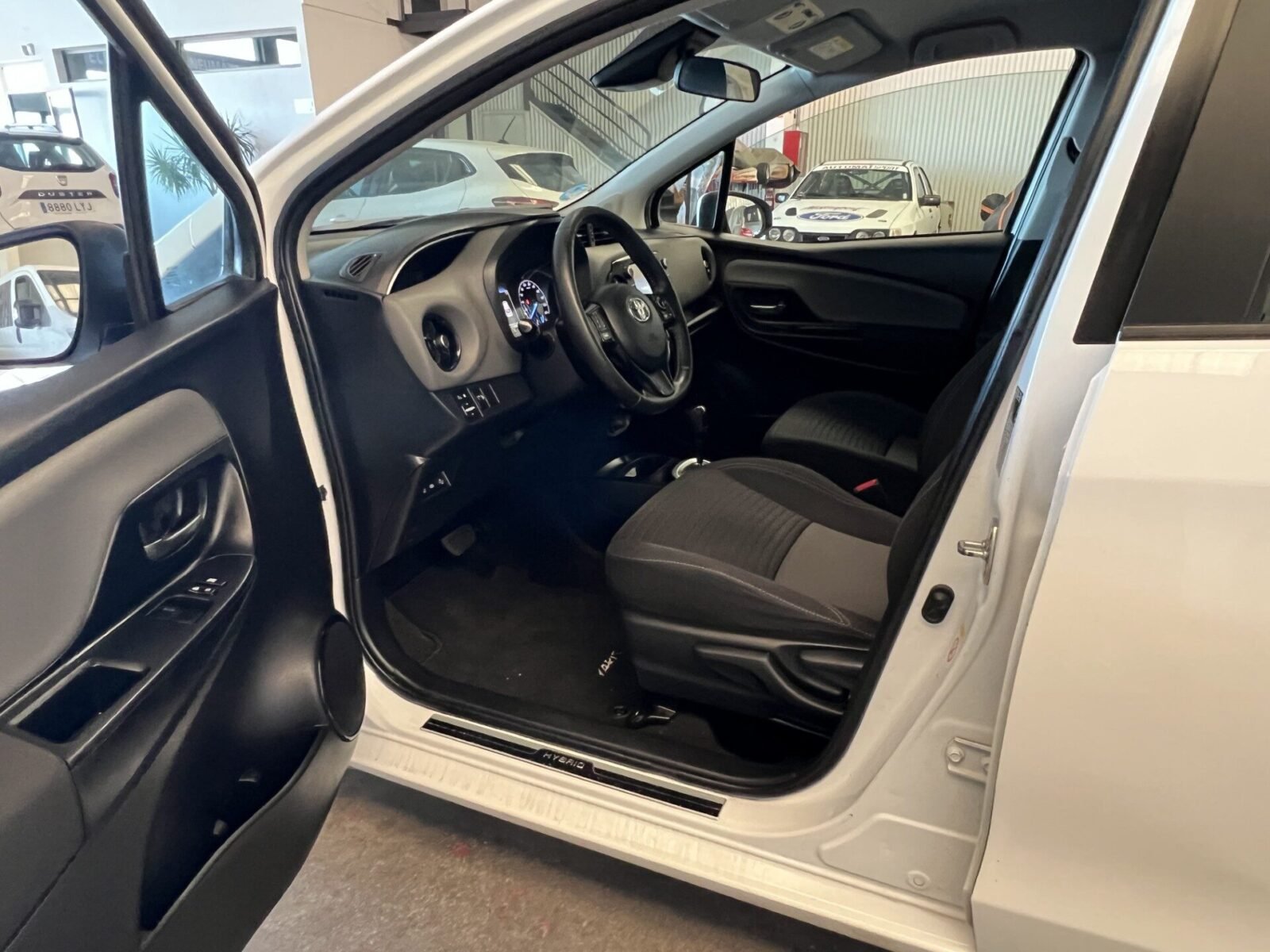 TOYOTA Yaris Hybrid 100 Active